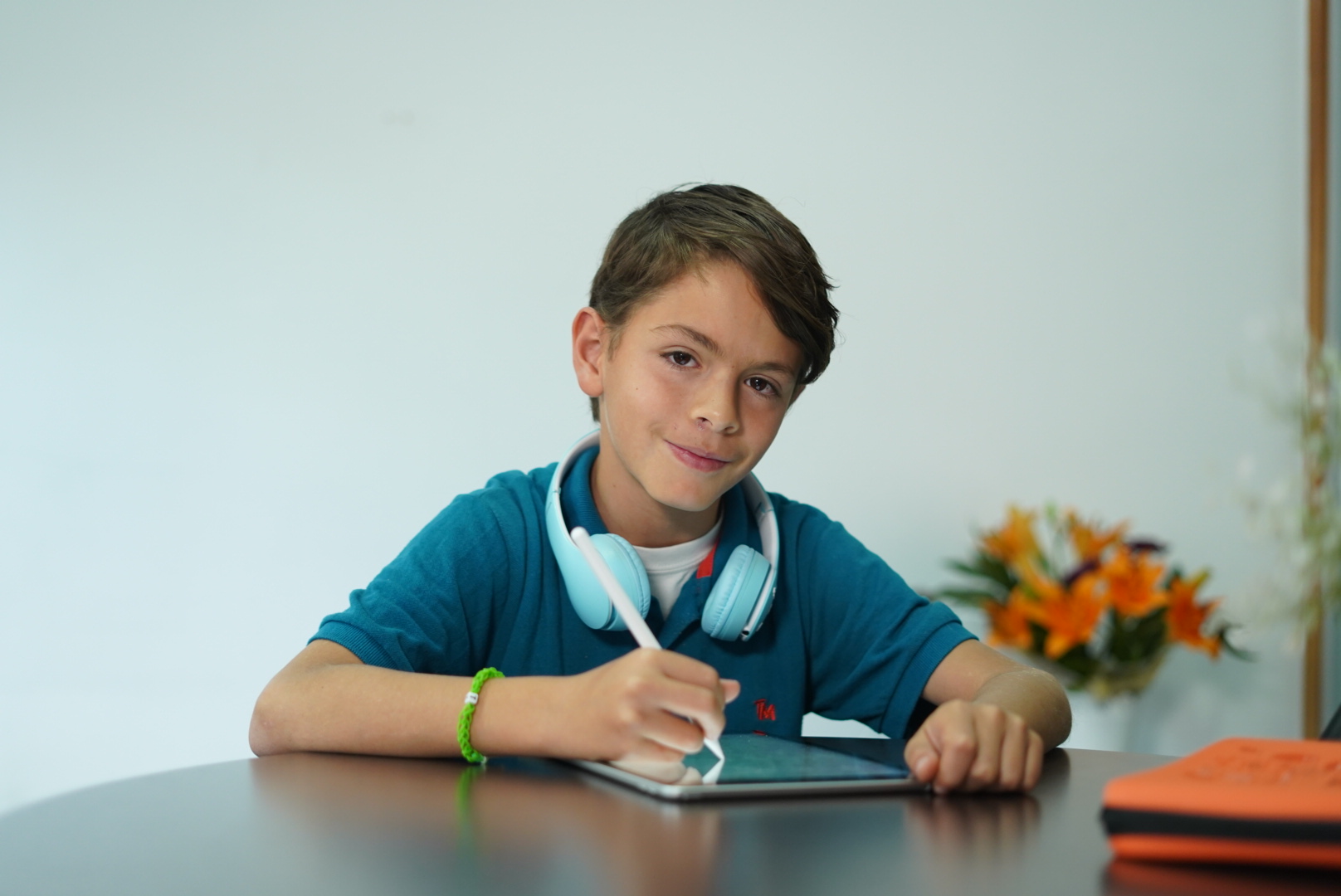 Estudiante en un Centro Kumon haciendo la tarea como parte del estudio individualizado